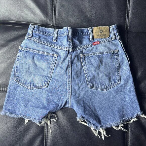 Wrangler Men’s Relaxed Fit Denim Shorts 34x32 Light Wash Distressed - Picture 2 of 8